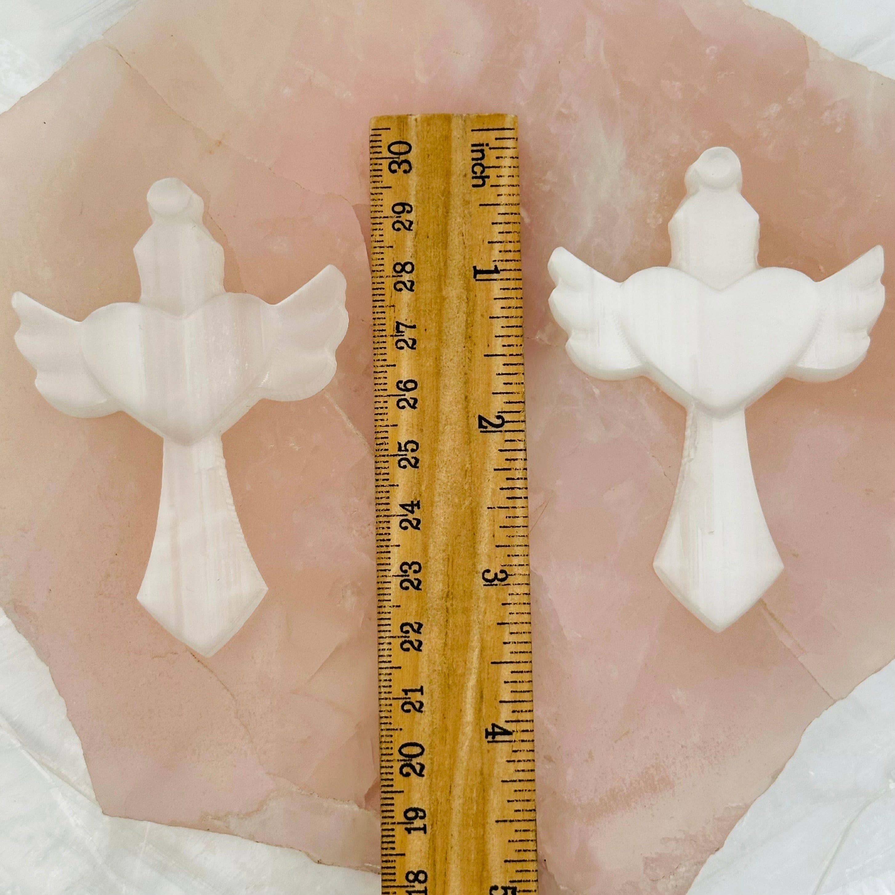 Rock Paradise – wholesale Andlig sten/kristall – Selenitkristallhjärta med vingar på kors3