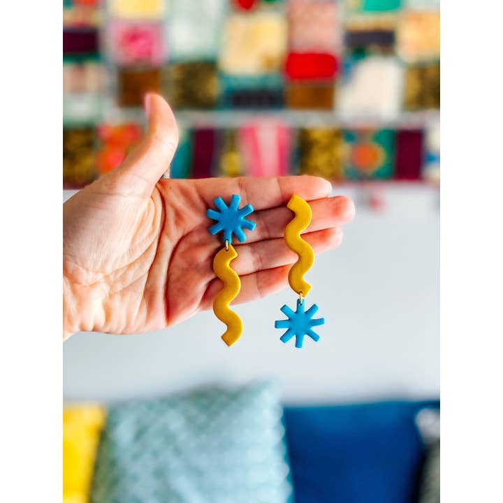 Boucles d'oreilles pendantes en pâte polymère Honeycomb Squiggle Star pour la vente par Lauren Likes Art