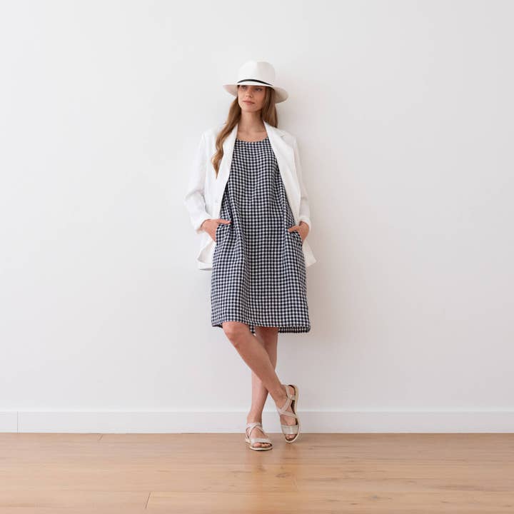 Robe élégante en lin sans manches Julia White Navy Check pour la vente par LinenMe