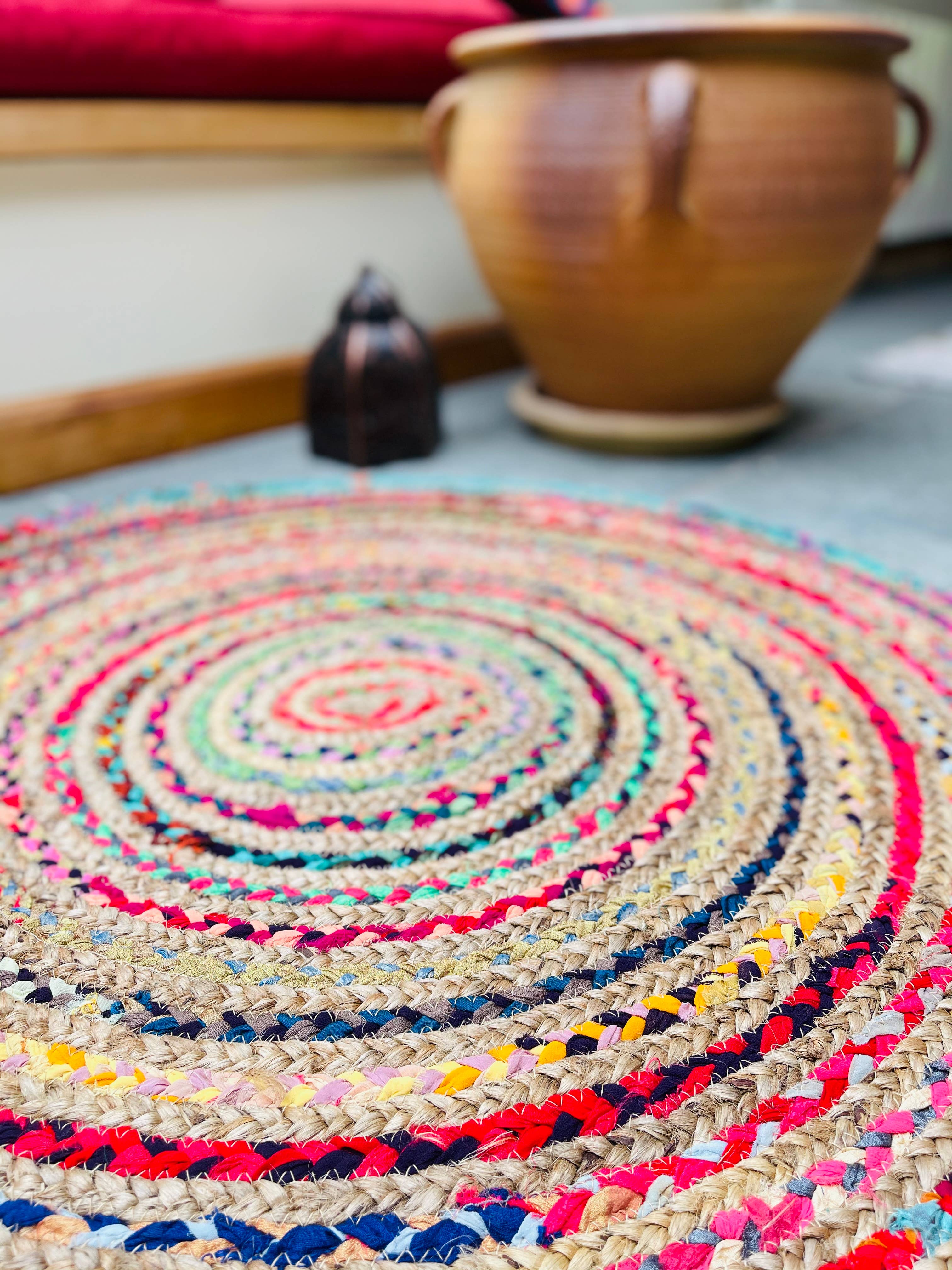 Second Nature Online - Vendita all'ingrosso Tappeto - Tappeto rotondo MISHRAN in juta intrecciata a mano con trecce multicolore2