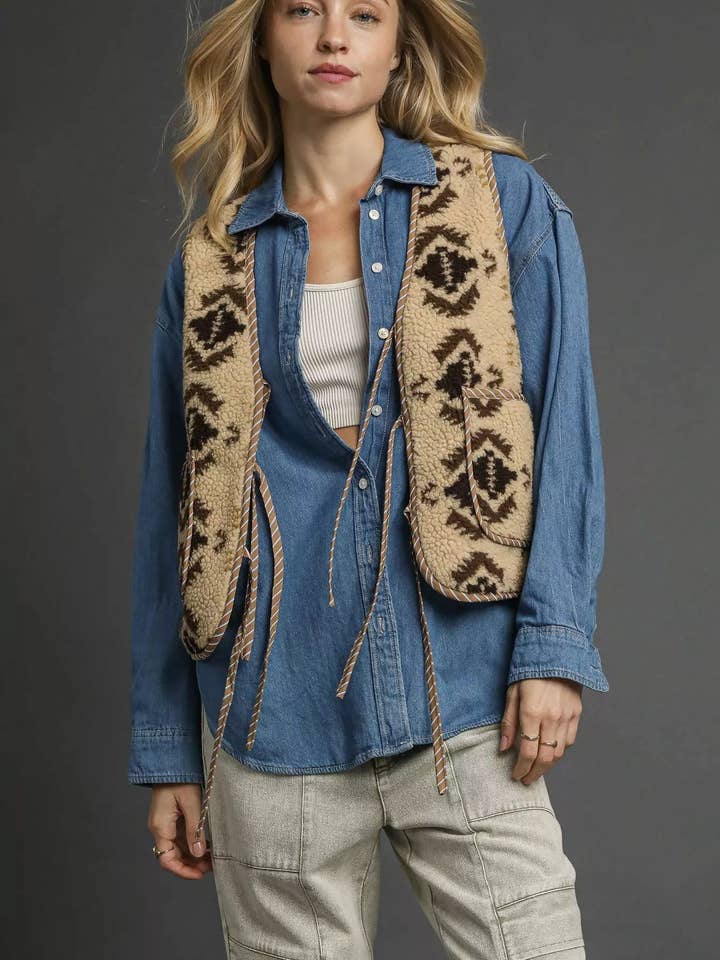 Umgee mixmønstret sherpa vest med bindebånd foran for engroshandel hos Garden Naked