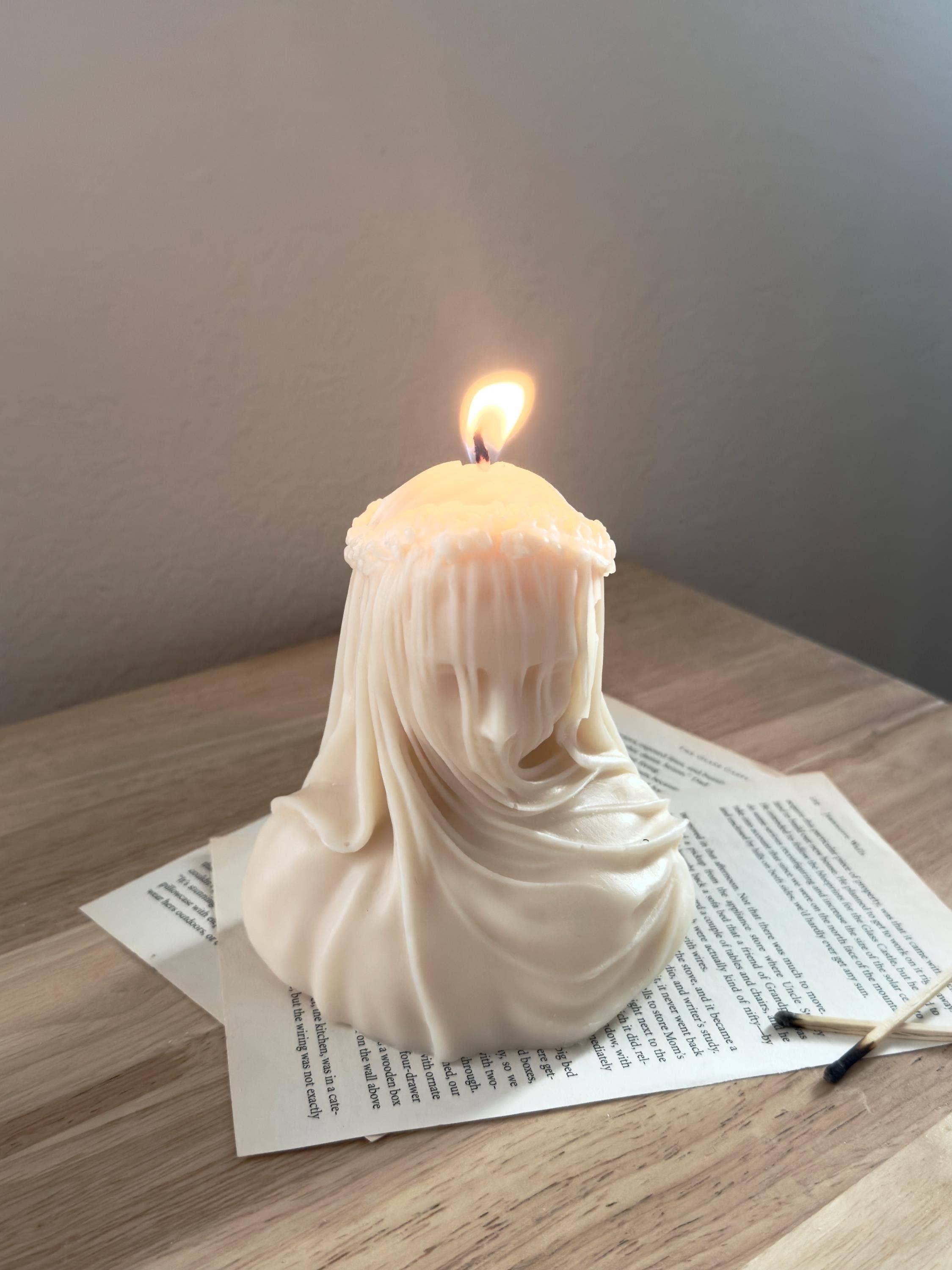 MikuniCandle - Venta al por mayor Velas de diseño llamativo - Decoración Minimalista de Vela de Dama Velada de Antonio Corradini0