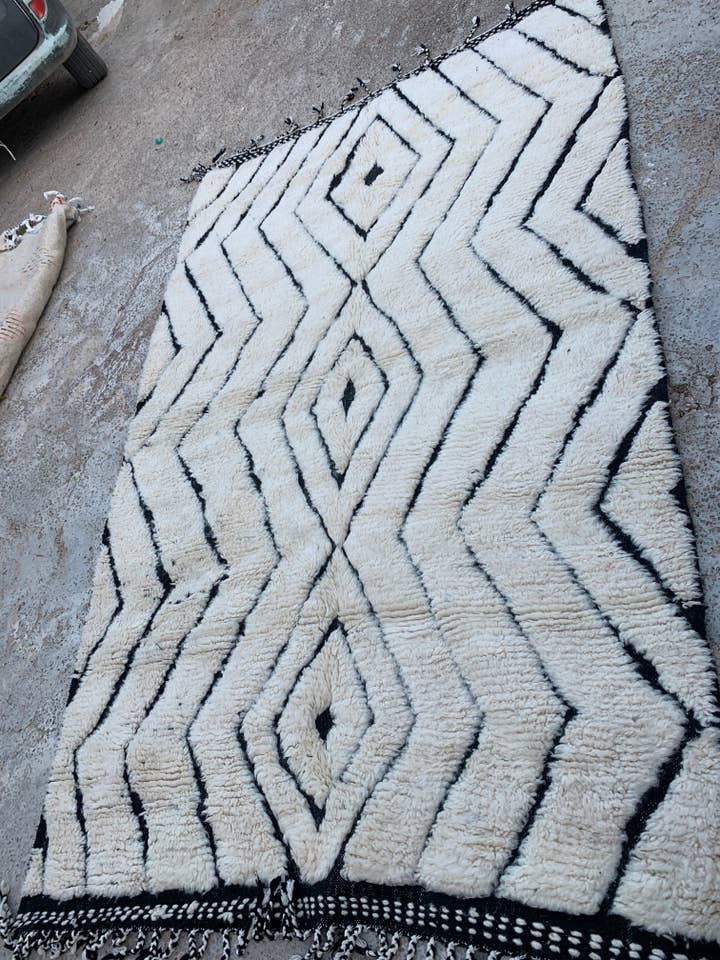 Stor berber-tæppe i offwhite – vintage mesterværk fra Marokko for engroshandel hos Aurobelle Ibiza