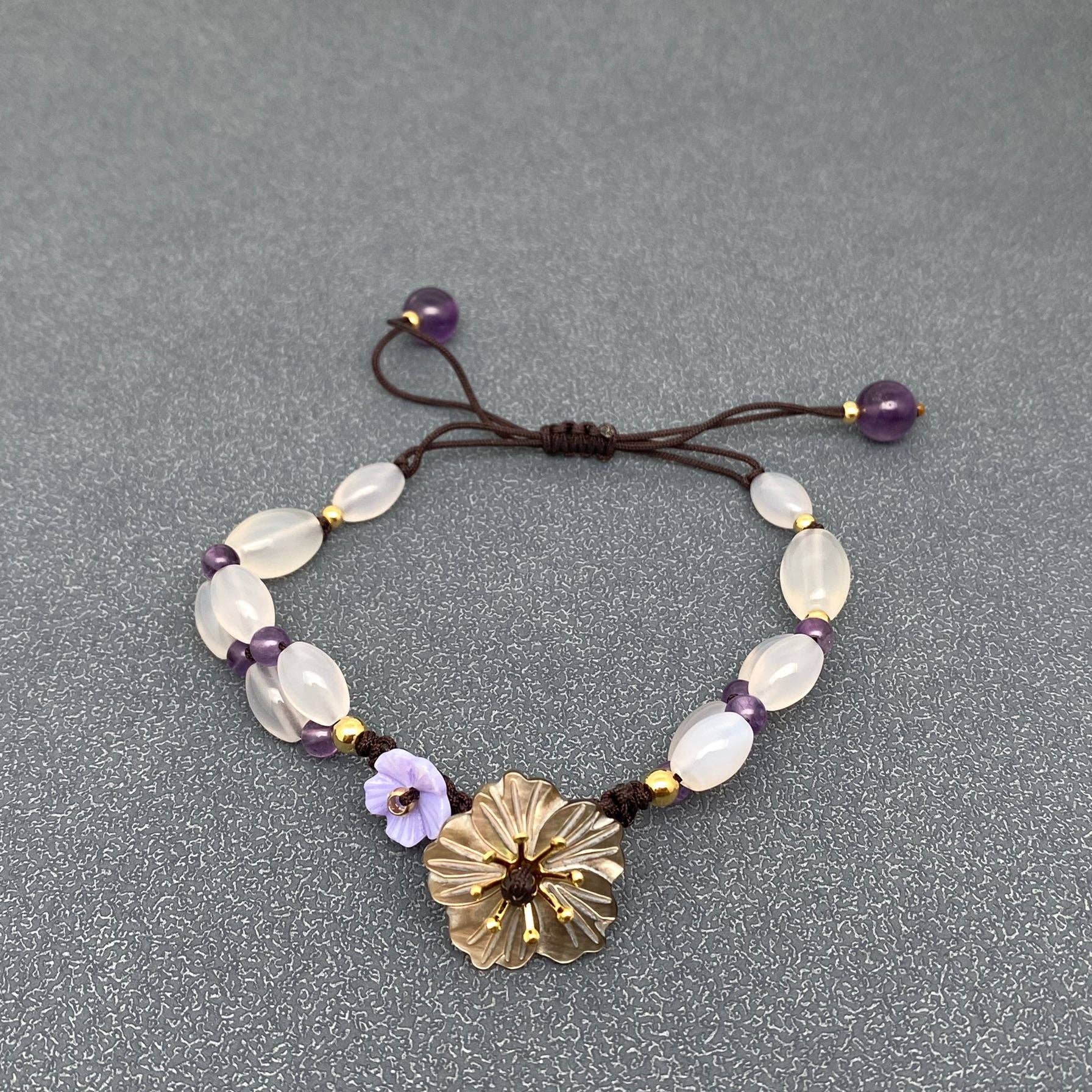 Mio Queena - Vente Bracelet de perles - Bracelet en perles de calcédoine en forme de fleur de coquillage et d'améthyste - CS2