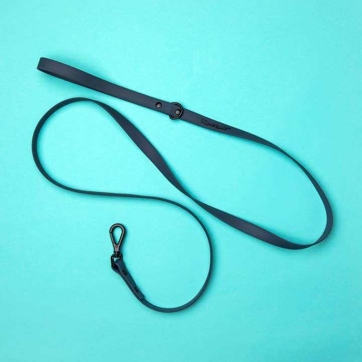 *SOLDE* Laisse imperméable pour chien de 6 pieds en PVC, minuit pour la vente par The Dapper Paw