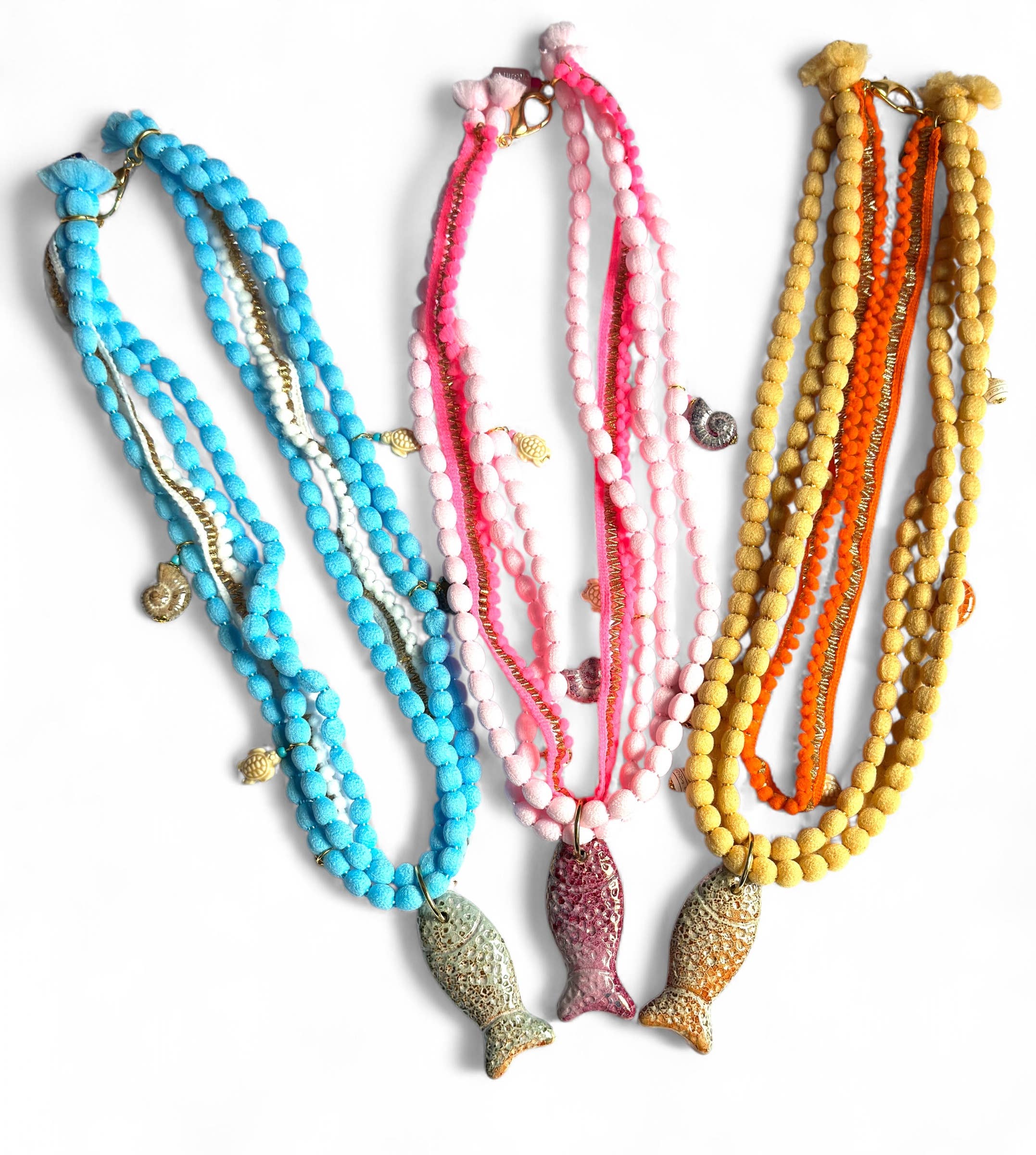 Roselinde – wholesale Pärlband/Pärlhalsband – Konstanz lång halsband med textilband, trä- och keramikkulor7