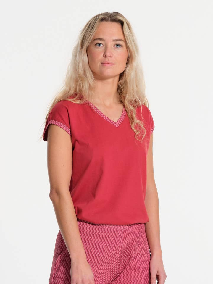 Red t-shirt with short sleeves and contrasting finishes for wholesale by J&JOY