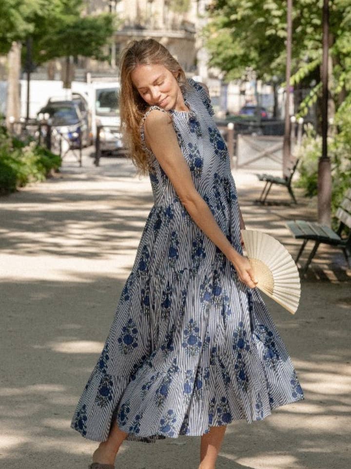 ROBE FRILL pour la vente par Curiosity Lab