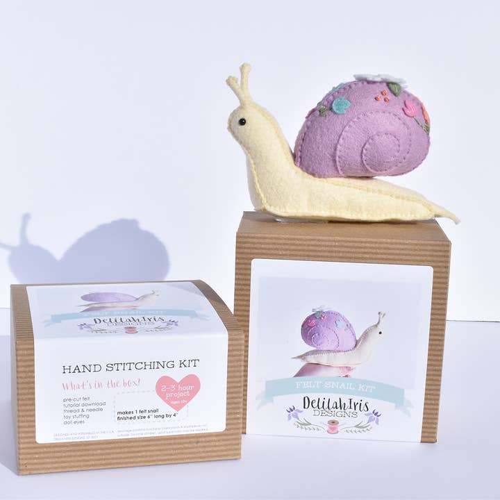 DelilahIris Designs - Vendita all'ingrosso Kit da cucito creativo - Kit da cucito fai da te con lumache ripiene, da giardino, regalo unico