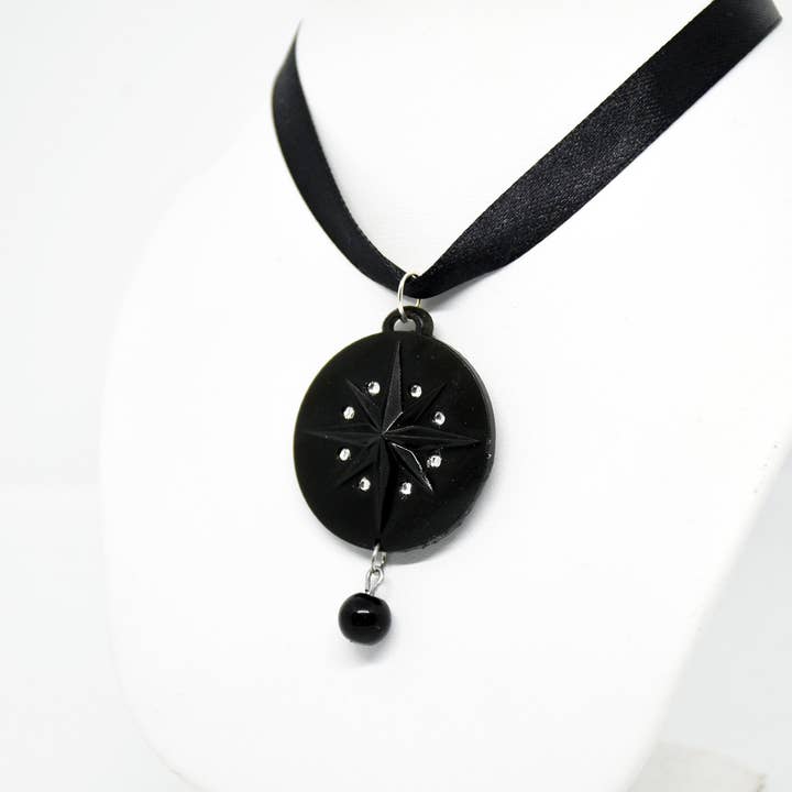 Yumiland – Großhandel Kette mit Anhänger/Charm – Yennefer Halskette mit Strasssteinen (Öko-Harz)1