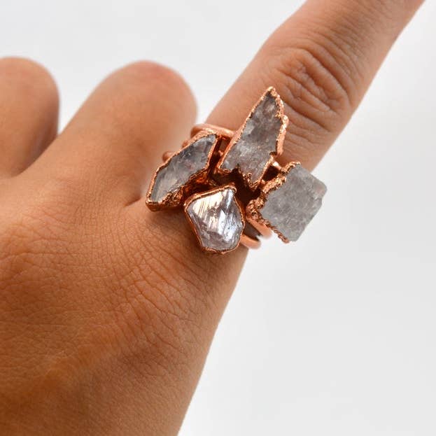 Daddy Daughter Jewelry – Großhandel Cocktail-/Statement-Ring – Roher Danburit-Ring | Roher Edelstein-Ring | Danburit Schmuck3