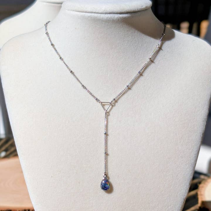 Sølv lariat-opal-dråbehalskæde - koboltblå opal for engroshandel hos TillyPad Studios