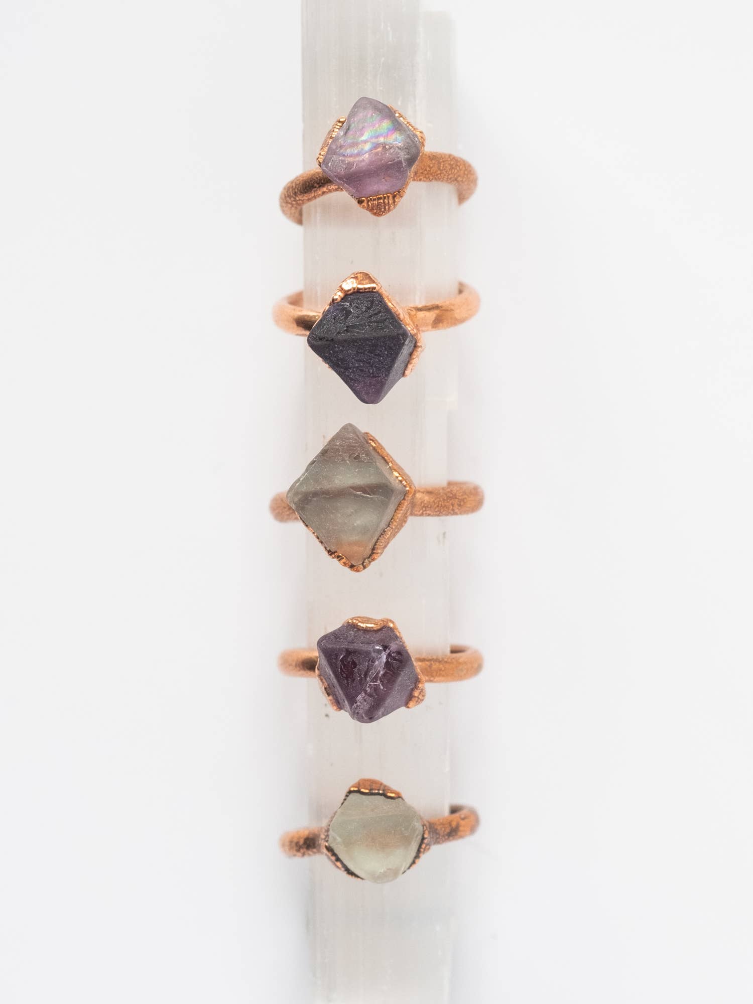 The Cyprus Cabinet - Venta al por mayor Anillos solitarios - Anillo Apilable de Cristal de Fluorita | Cobre Reciclado2