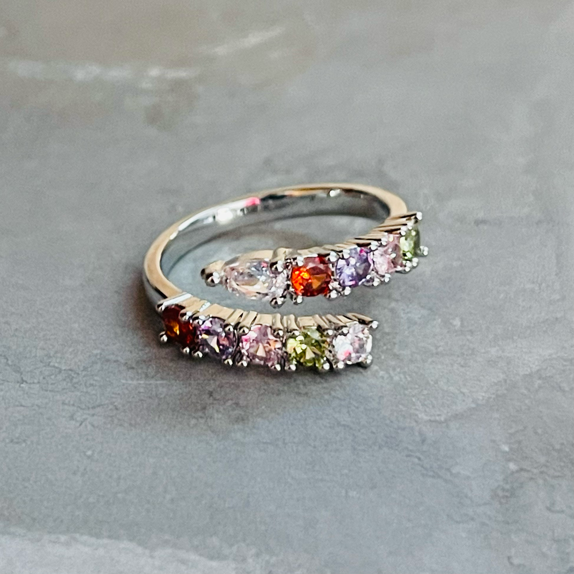 Loli - Vente Bague avec plusieurs pierres - La bague ajustable en pierre précieuse étincelante et colorée est une vibrante1