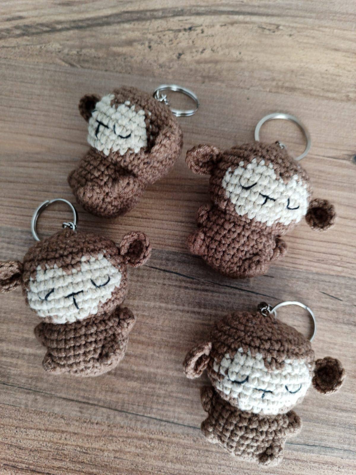 KLABELGIFT - Vendita all'ingrosso Portachiavi - Donna - Portachiavi amigurumi a uncinetto a forma di scimmietta – Regalo carino e unico1