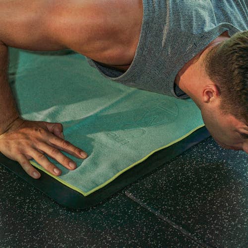 Serviette de yoga en microfibre pour la vente par The Set.Co