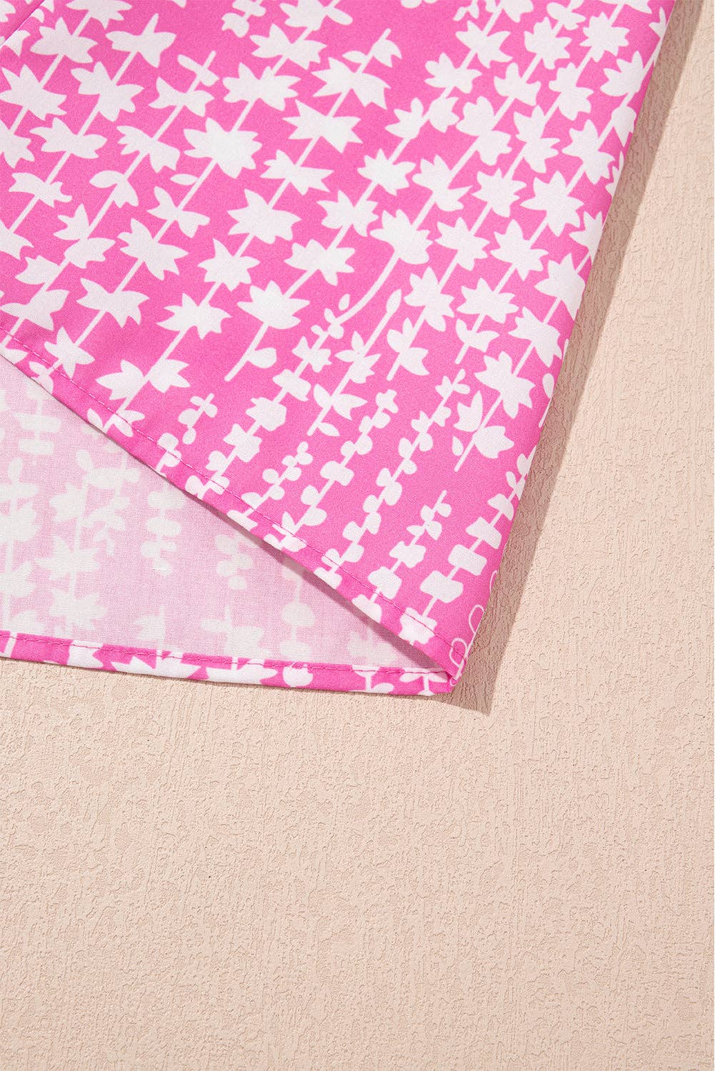 Rosa Blus med abstrakt tryck, ric rac-kant, fladdrande ärmar och V-ringning med skåra. för wholesale på Faire4