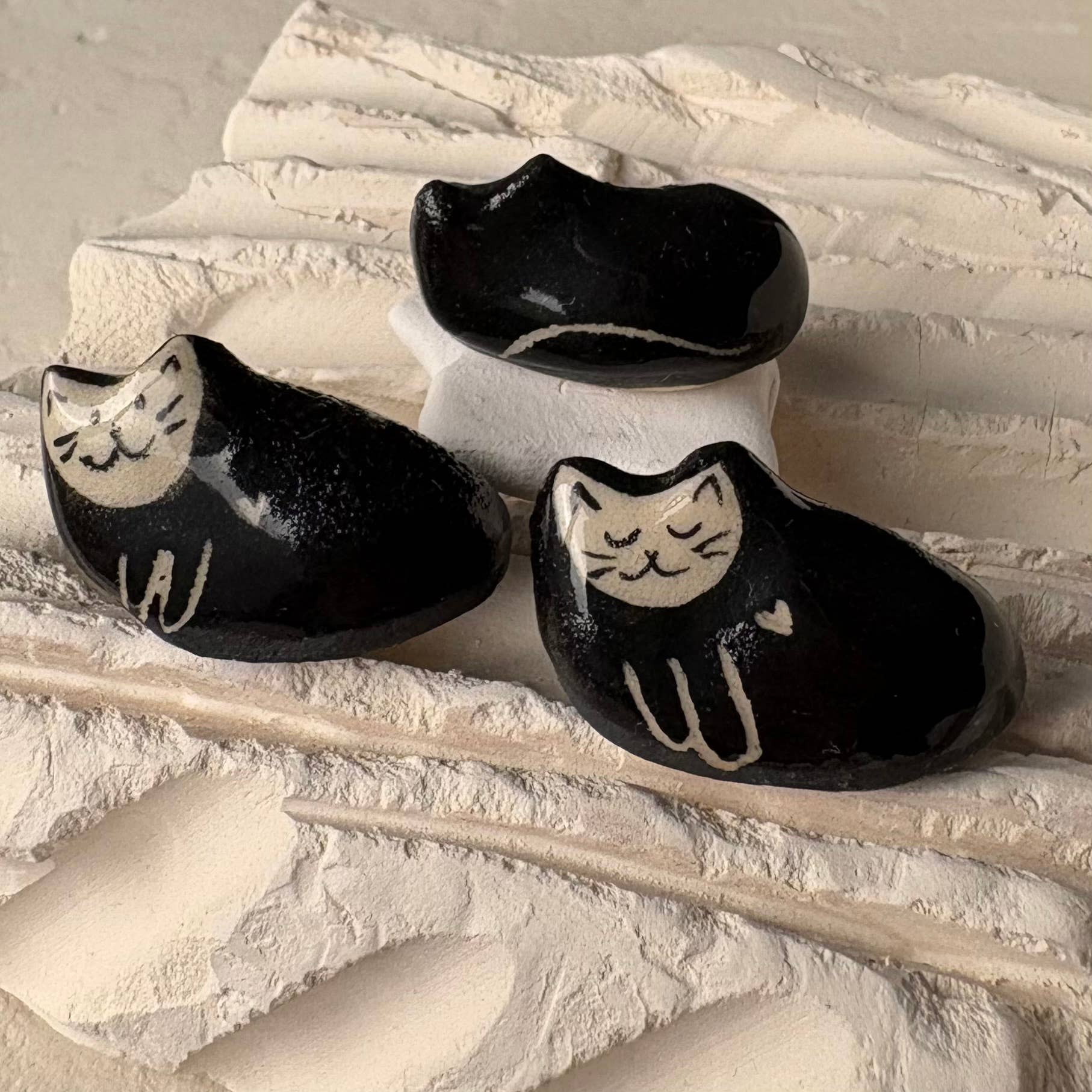 Dariia Dziuba - Wholesale Decorative Figurine - Tiny Hand-Sculpted Ceramic Cats with Heart – Assorted Designs7