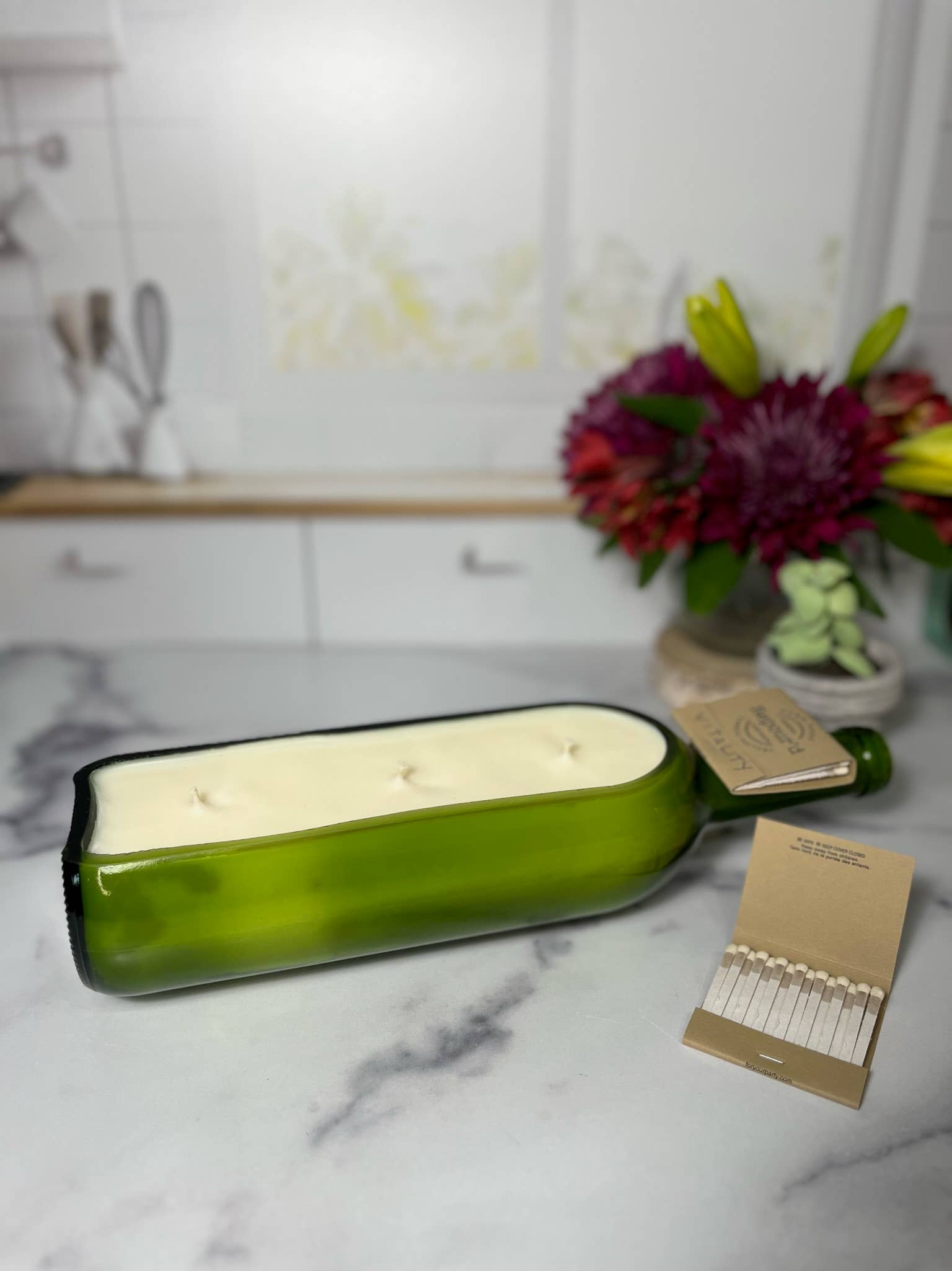 Feather and Flame Candle Co. - Wholesale Pot/gevulde kaars - Sideways wijnfleskaars met 3 lonten1