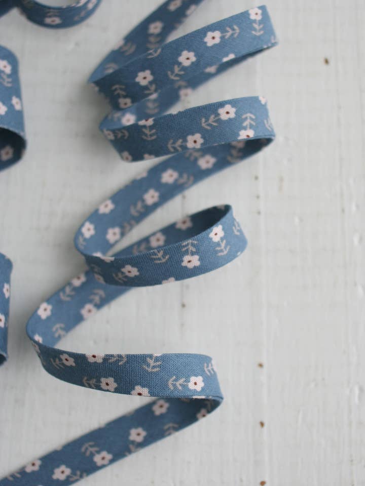 1/2" Dobbelt Fold Skråbånd - Cottage Core Blå Blomstret for engroshandel hos Bessie Pearl Binding Co