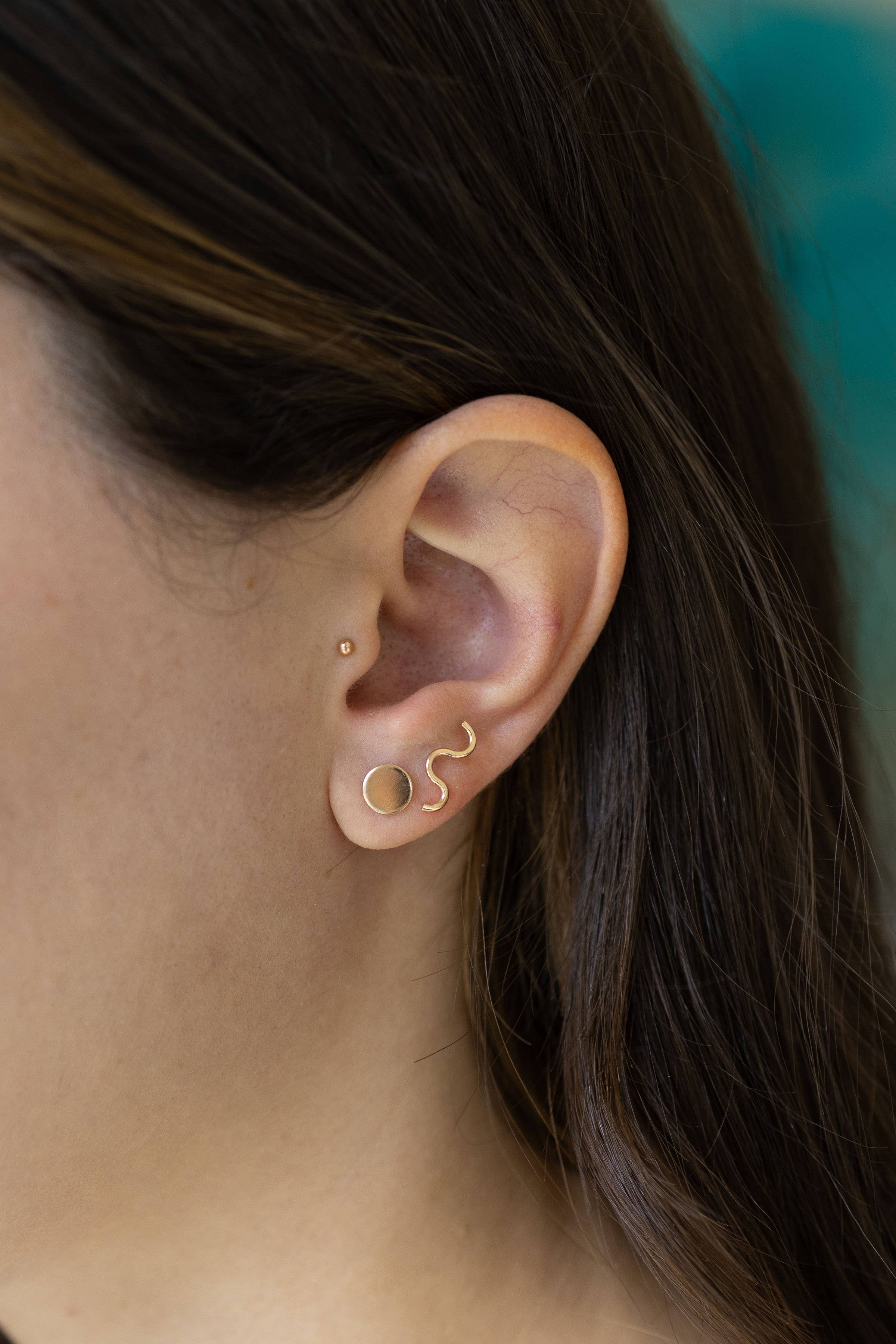 The Land of Salt – Großhandel Ohrstecker – Wiggle und Dot Ohrringe in Gold1