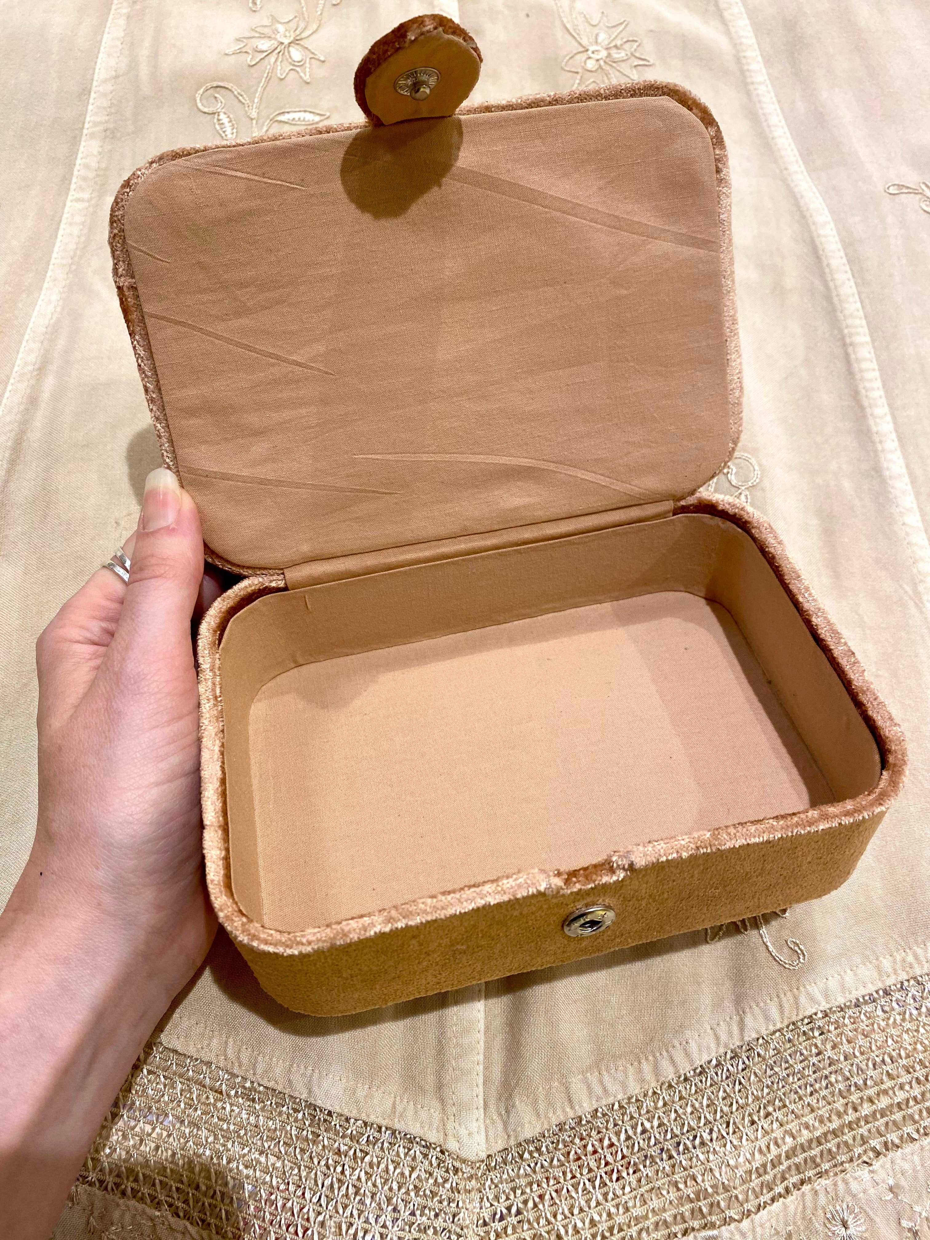 Temple of Treasure - Vente Boîte/rangement à bijoux - Fae dans une boîte à bijoux en velours rose5