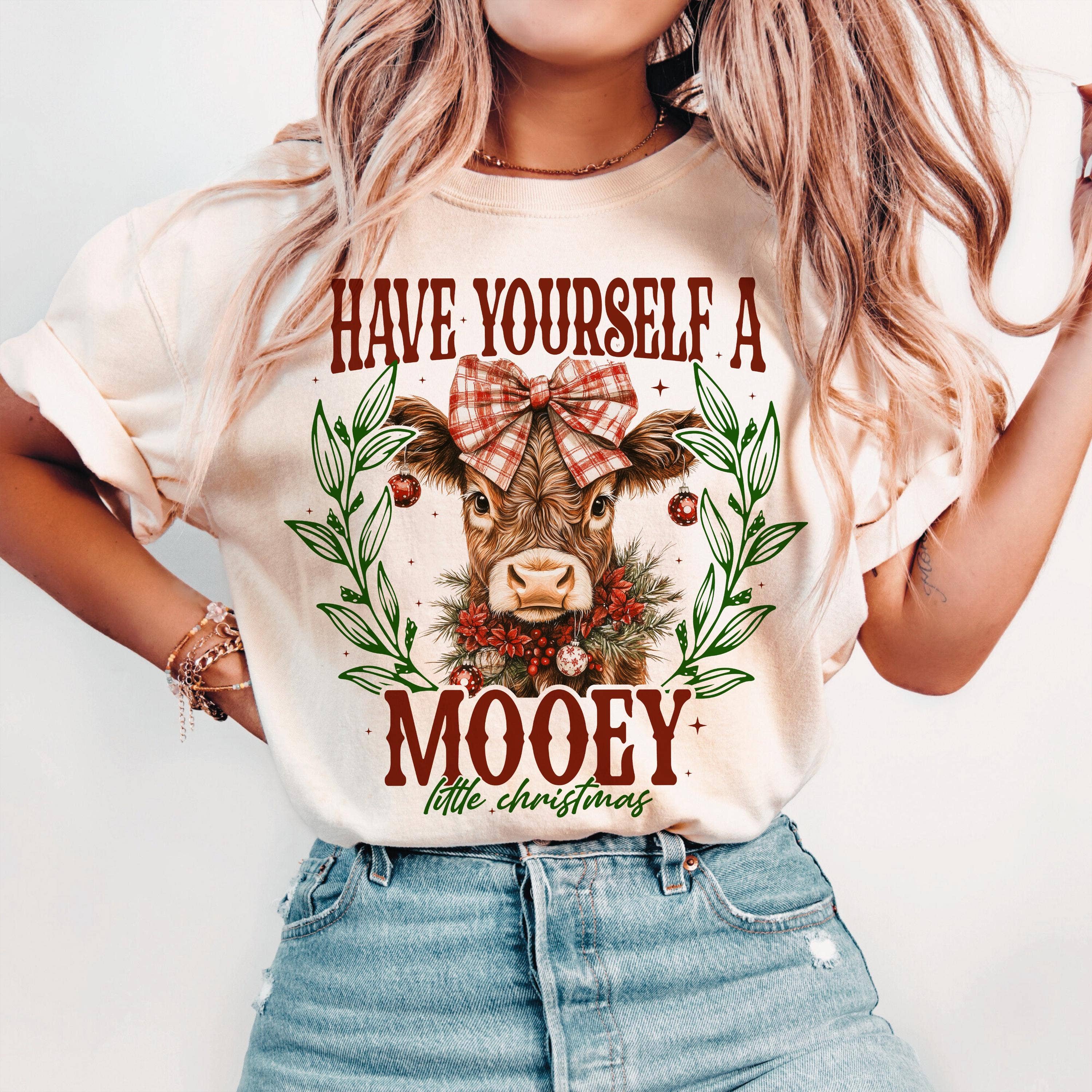 NVC Ecommerce LLC - Venta al por mayor Camiseta estampada - Mujer - Suéter navideño de Highland Cow con camisa Have Yourself A Mooey1