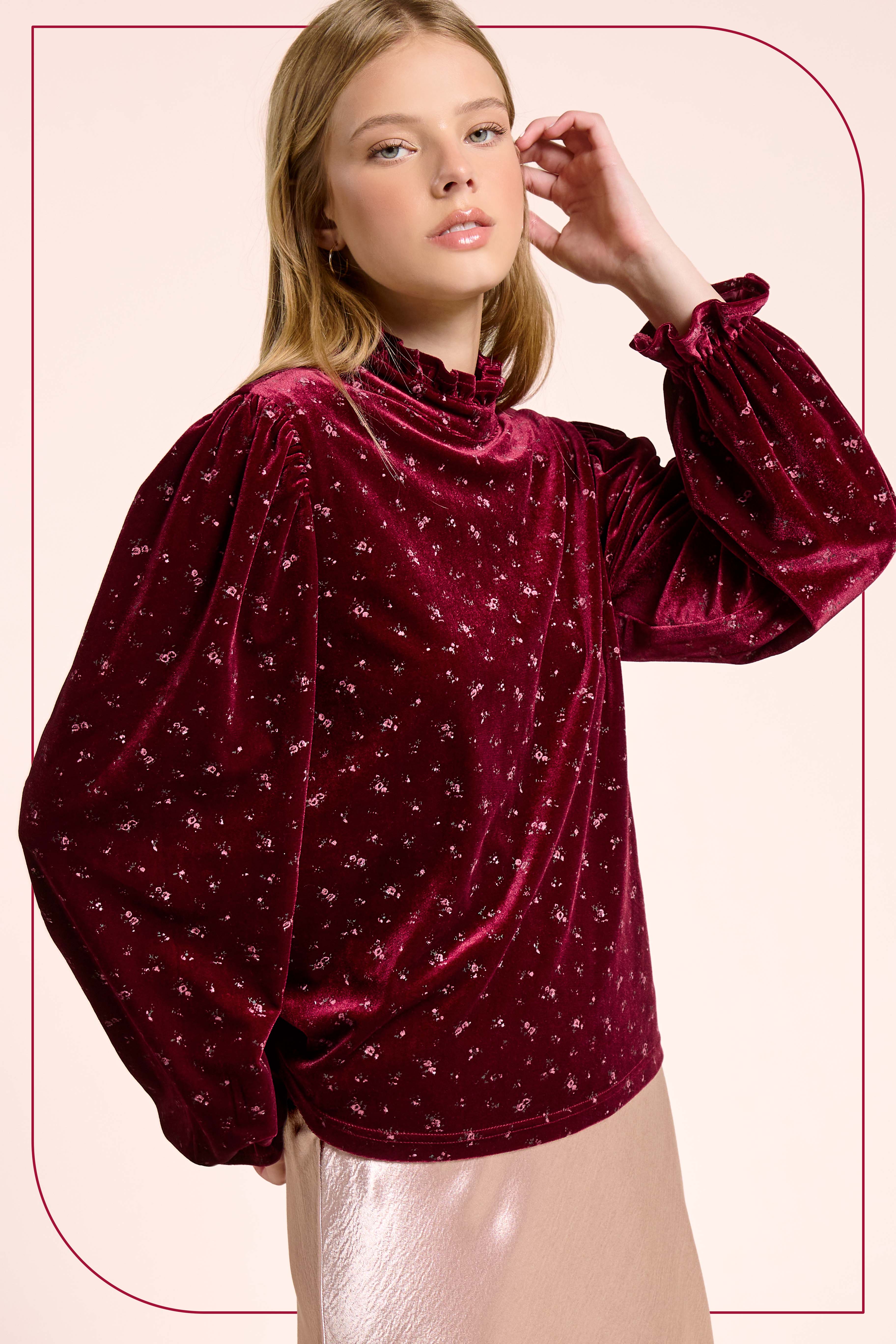 La Miel - Vente Chemisier – femme - HDT7718-Haut à manches longues avec col montant à volants en velours à motif floral1