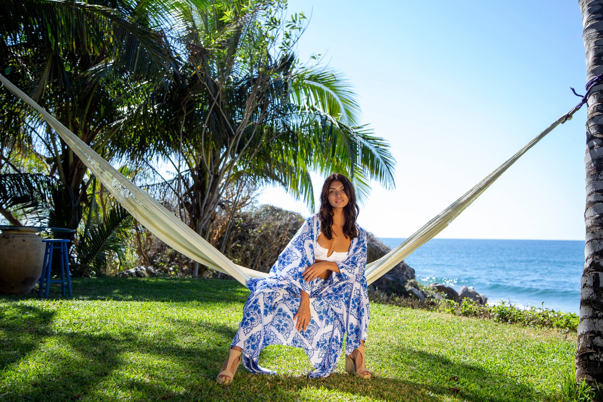 Bali Prema – Engroshandel Strandbadekåbe – Dame – Sommerstranddække Samantha Premium Kaftan Kåbe med Bindebånd i St Johns Blå Diamant4