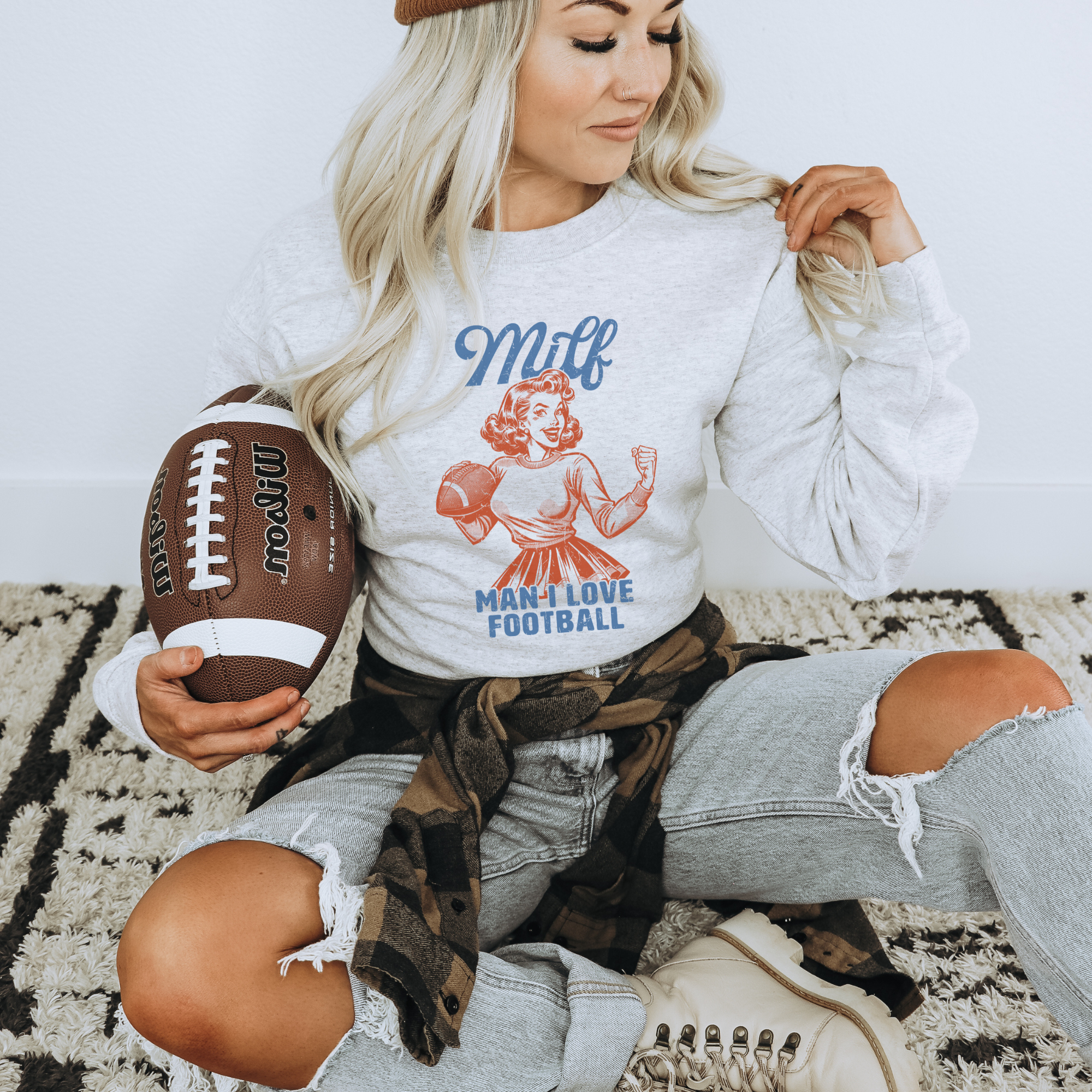 Trendznmore - Modern Graphic Apparel – Engroshandel Grafisk Sweatshirt - Dame – MILF Man I Love Fodbold Sjov Sweatshirt med rund hals3