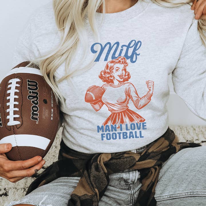 Trendznmore - Modern Graphic Apparel – wholesale Sweatshirt med tryck - Dam – MILF Man I Love Fotboll Rolig Crewneck tröja3
