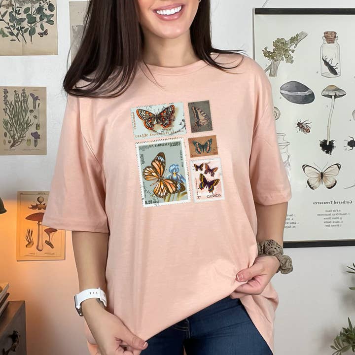 Vintage Butterfly Stamp Retro Grafisk T-shirt för wholesale av Pink House On River Road