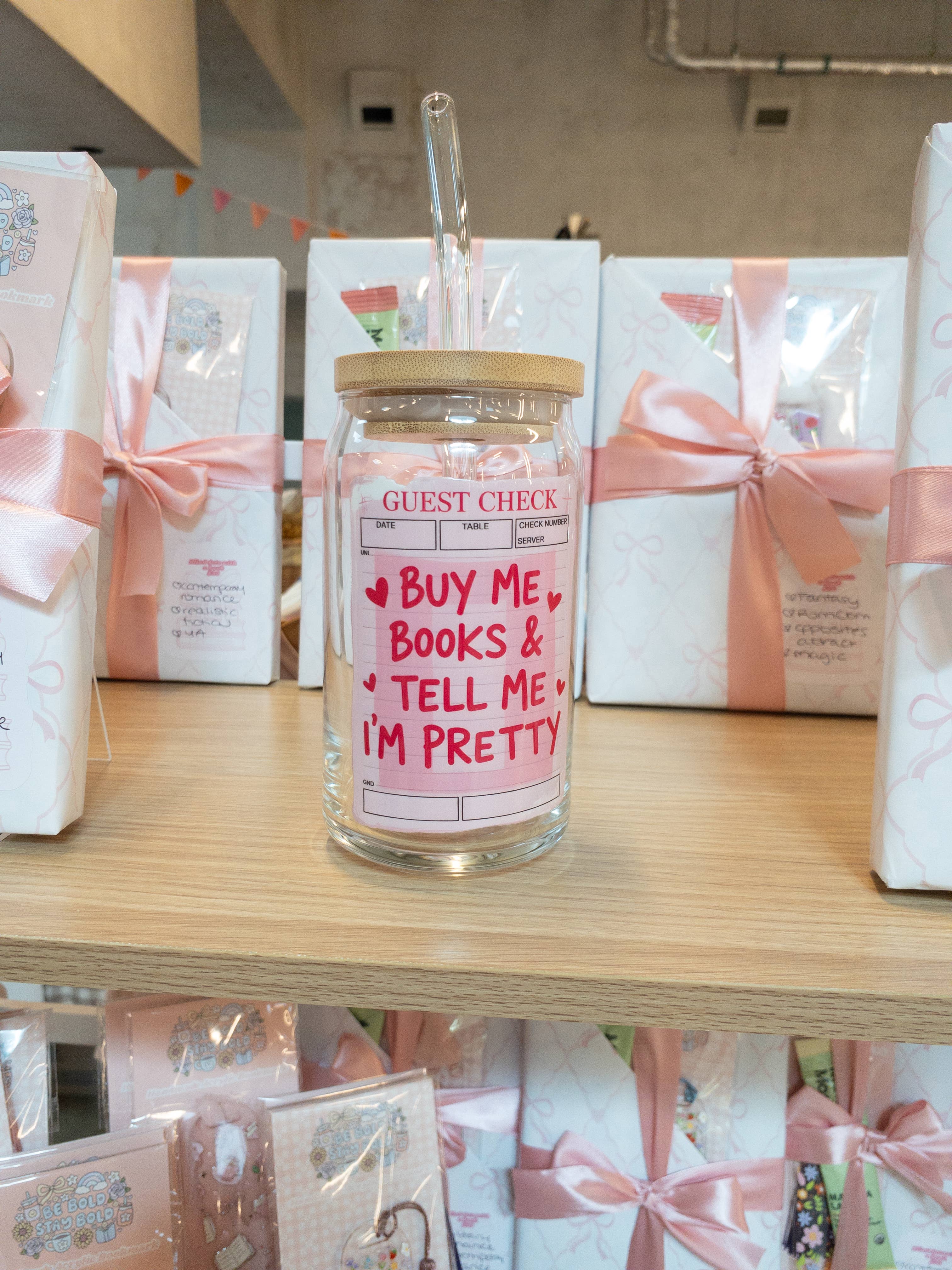 Be Bold Stay Bold – wholesale Dricksglas och koppar – Bokälskande Glasmugg – "Köp Böcker åt Mig & Säg att Jag är Snygg"3