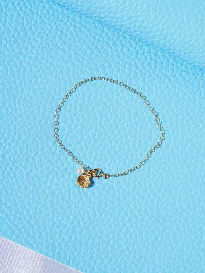 PIPPA Seashell Pearl Charm Bracelet Gold Filled for wholesale by NOORNOIR