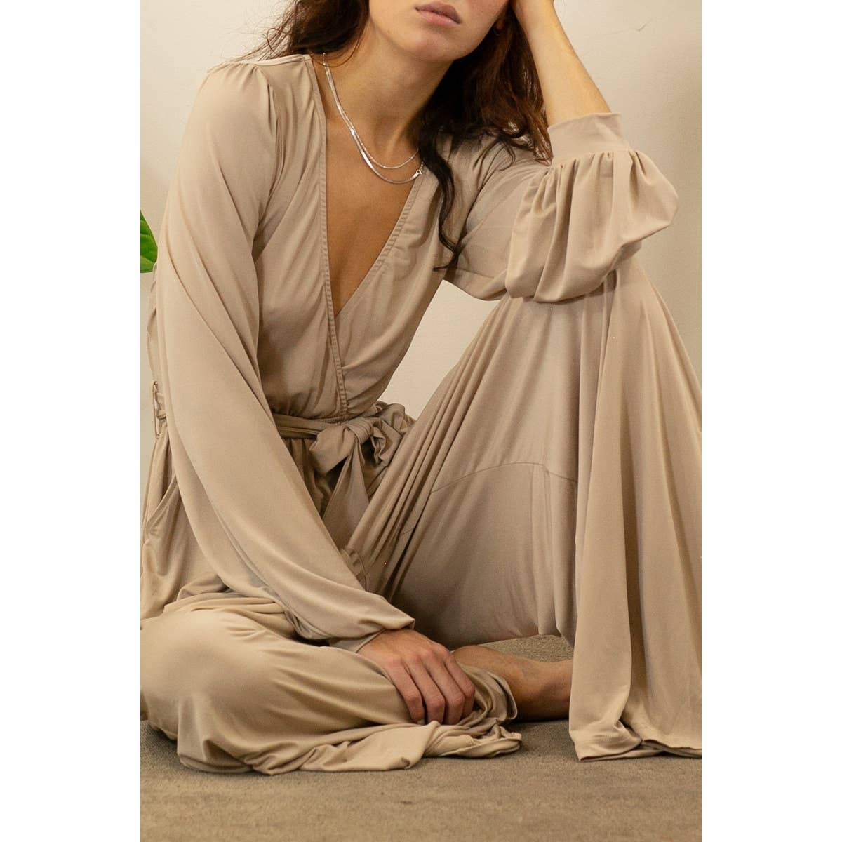 SEXY NACKT CUPRO JUMPSUIT MIT WEITEN HOSEN für den Großhandel auf Faire4