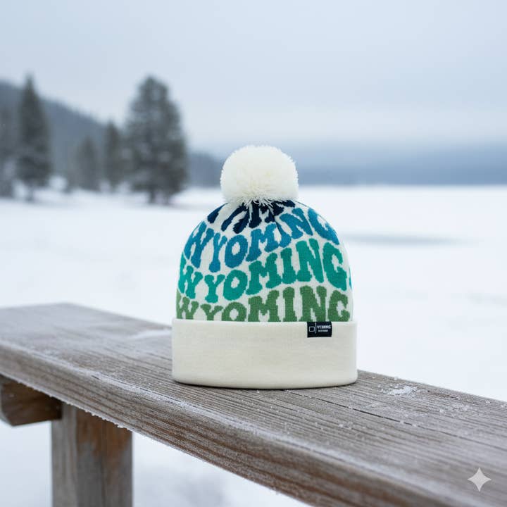 Wyoming Farverig Brev Beanie Vinterstrikhue med Pom Pom til Koldt Vejr for engroshandel hos Northern Icons Creations INC