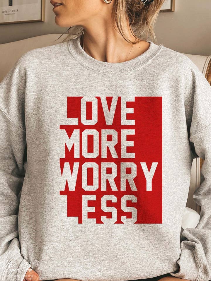 Elsker mere Bekymre Mindre Crewneck Sweatshirt for engroshandel hos 1989 Co.