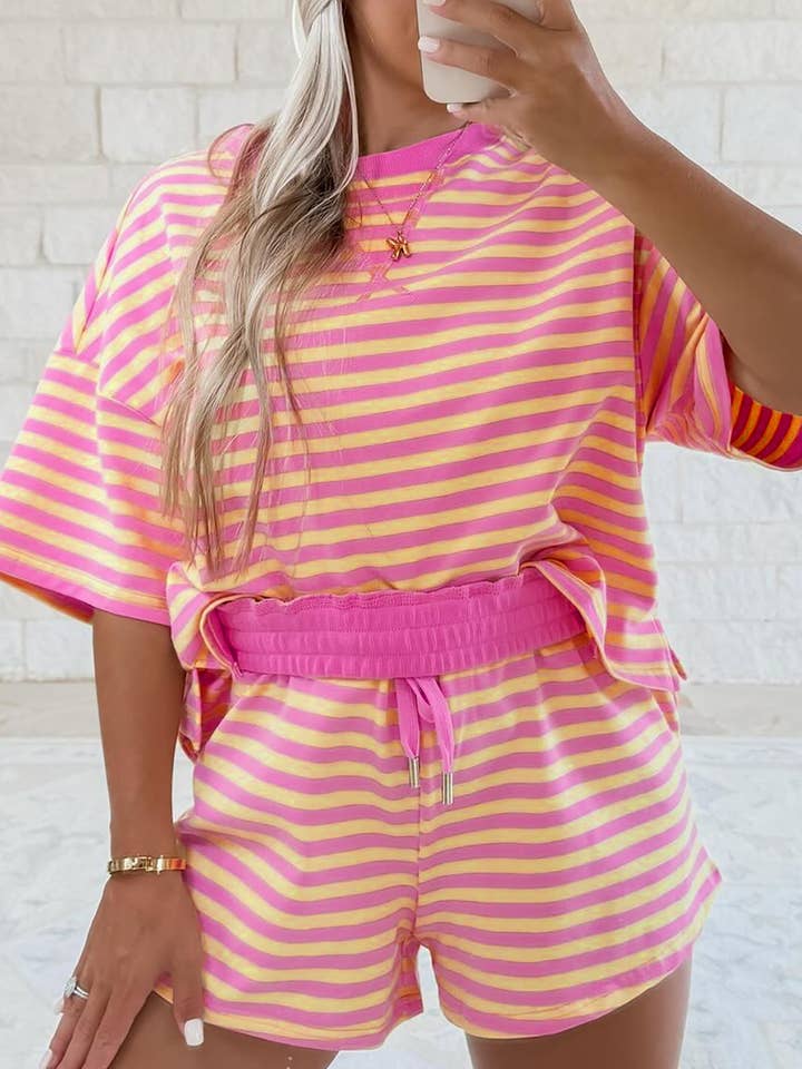 Ensemble T-shirt et short en éponge à rayures roses pour la vente par Suhkasana