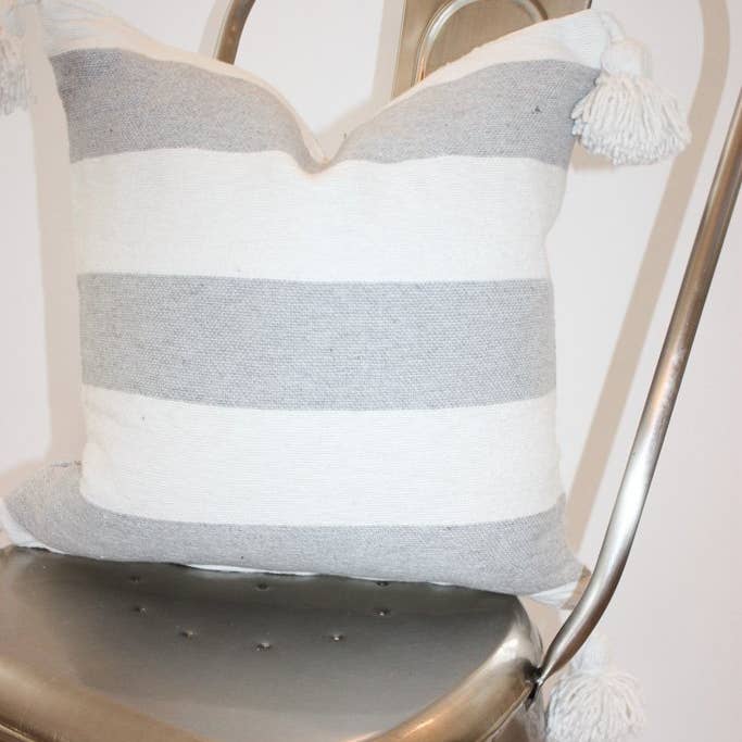 The Lynlee - Federa per cuscino con nappe, colore: panna e grigio per la vendita all'ingrosso da parte di Design District Co