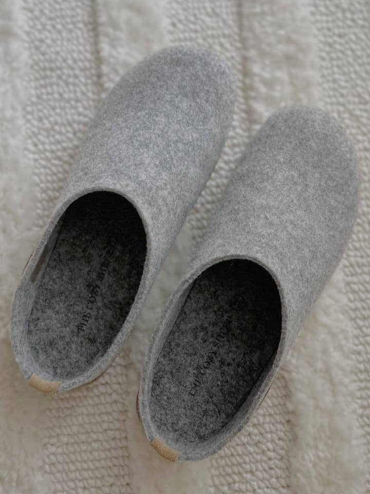 The Cozy Sheep – Großhandel Pantoletten – Damen – Pantoffeln aus Filz mit Ledersohle — Hellgrau