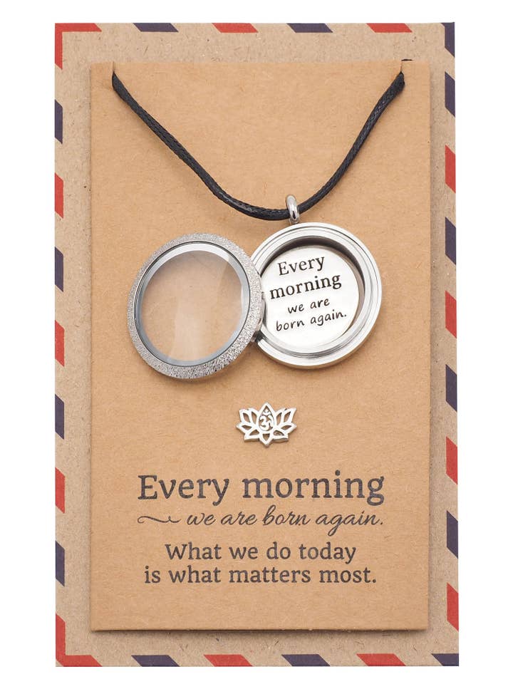 Collier Henrietta Locket avec Pendentif Lotus Om, Bijoux de Yoga pour la vente par Quan Jewelry