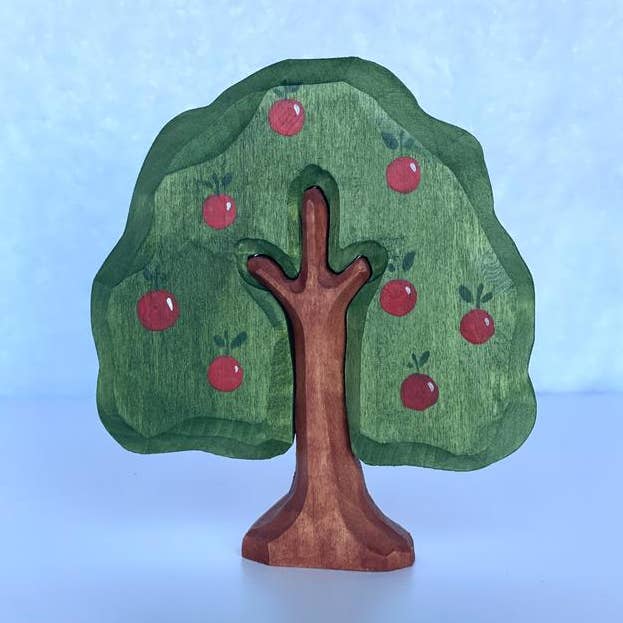 Jouet pommier en bois sculpté à la main pour la vente par PoppyBabyCo
