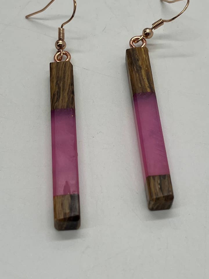 Boucles d'oreilles pendantes en bois rose éclatant et résine pour la vente par Wood & Resin Handmade