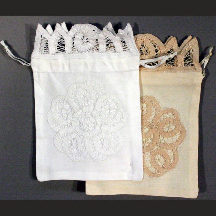 Sacchetto regalo in pizzo Battenburg realizzato a mano con la scritta «MOM» per la vendita all'ingrosso da parte di Eastern Sunrise Lace And Linens Inc.