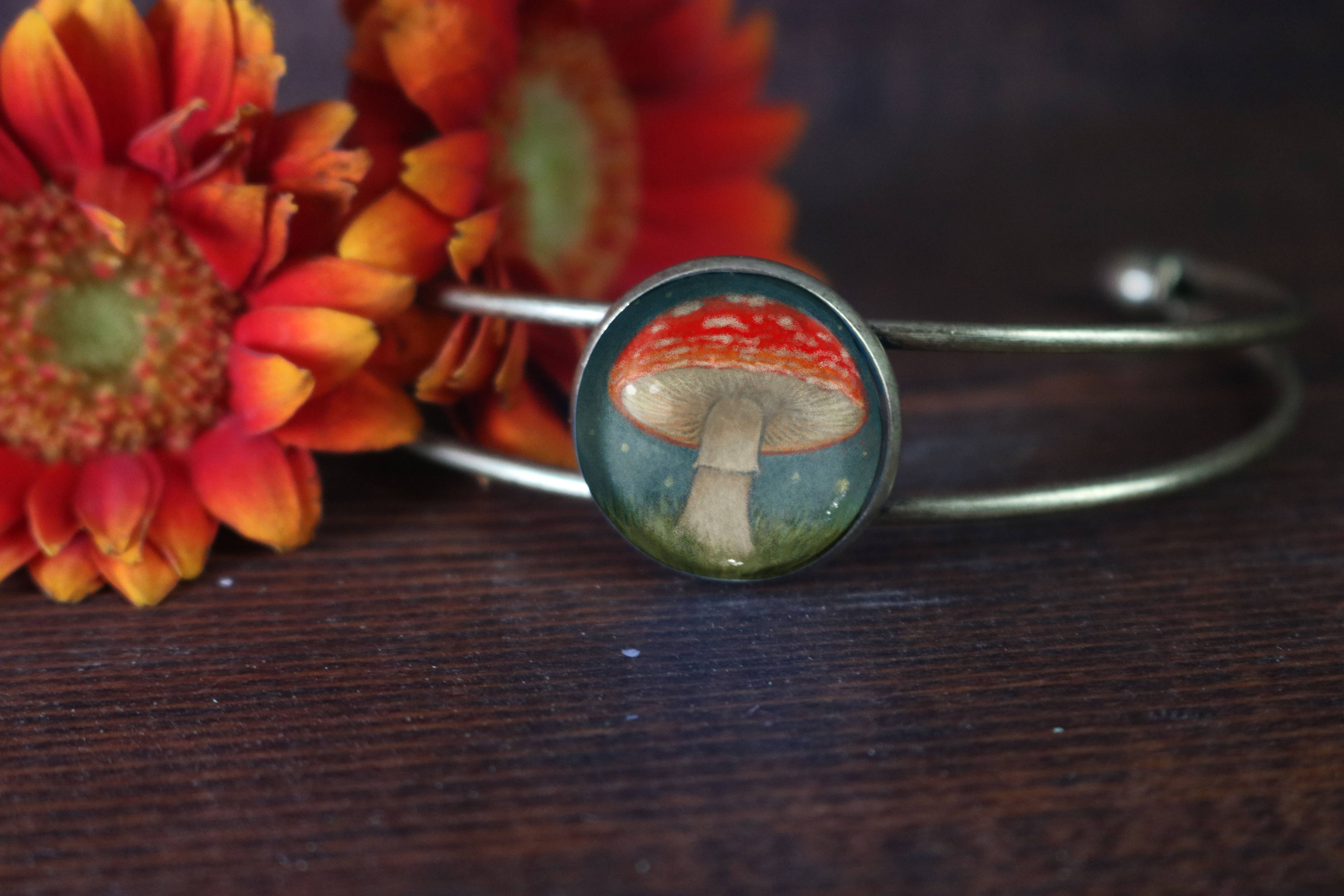 The Divine Iguana - Vendita all'ingrosso Bracciale a polsino - Bracciale rigido con cabochon in vetro e design di funghi Amanita ispirato al cottagecore2