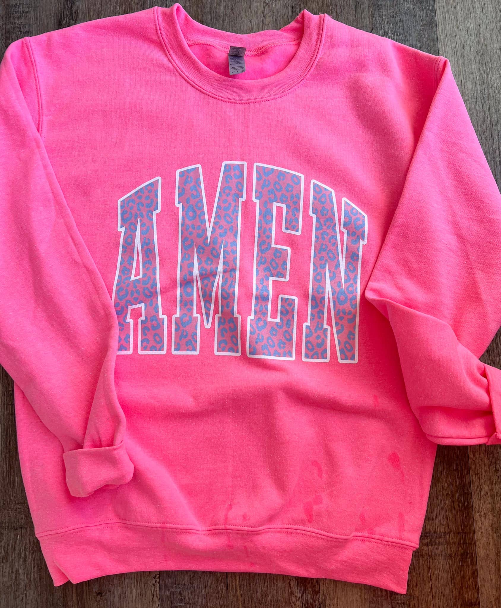 Small Town Society Apparel Co. – Großhandel Sweatshirt mit Grafikdruck – Damen – Amen Sweatshirt in Neonpink, Unisex4