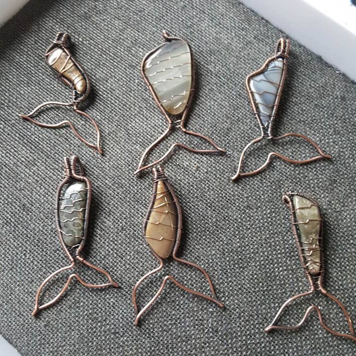 Collier en agate de la baie de Fundy avec queue de sirène pour la vente par Mother Of Metal