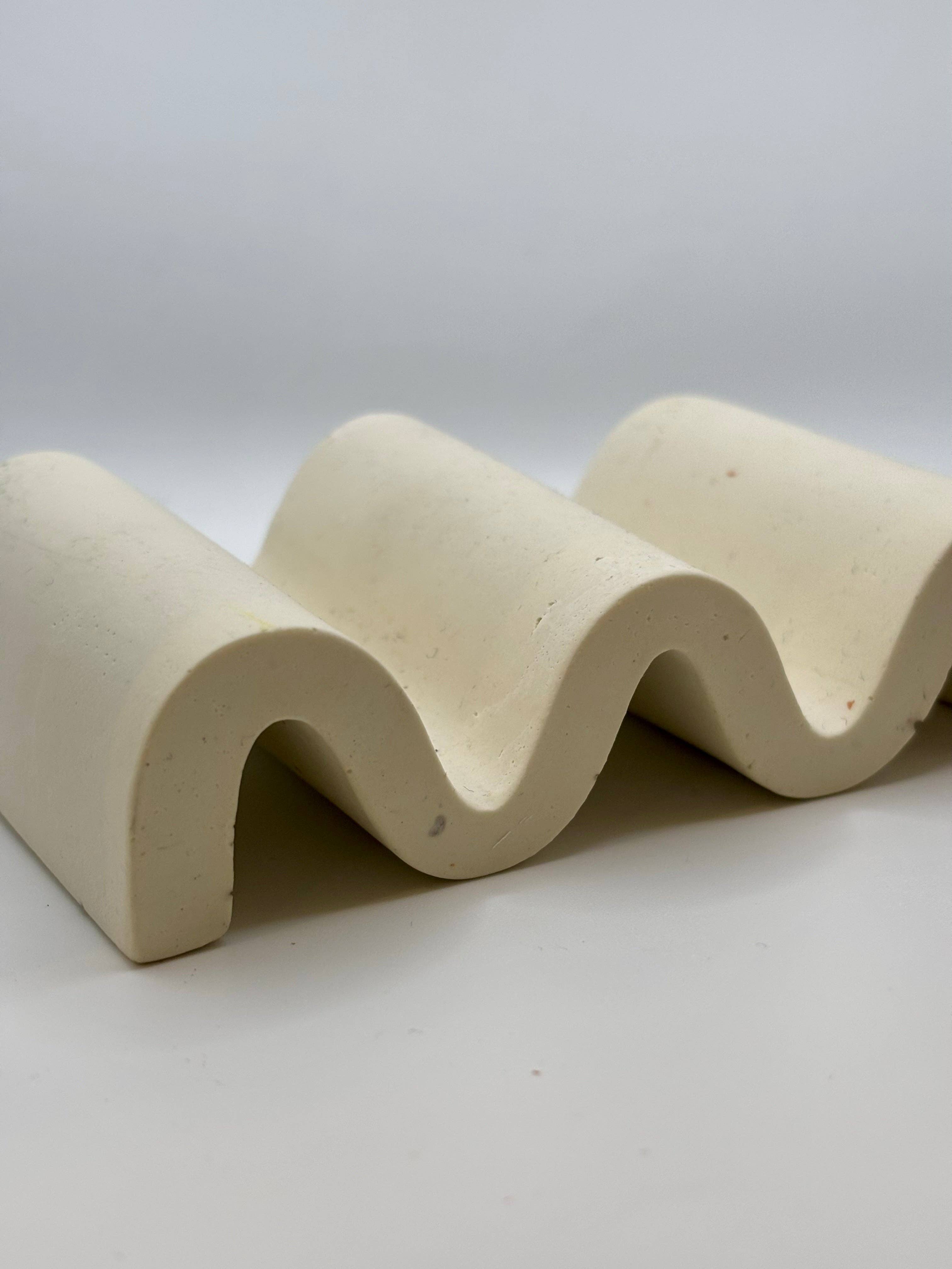 Amandyne Creations – wholesale Sponge holder – Ivory-colored wave-shaped sponge holder2