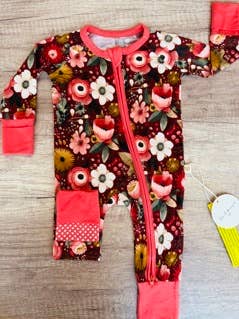Julblommig dragkedjepyjamassuit för wholesale av Gigi & Ninny Co