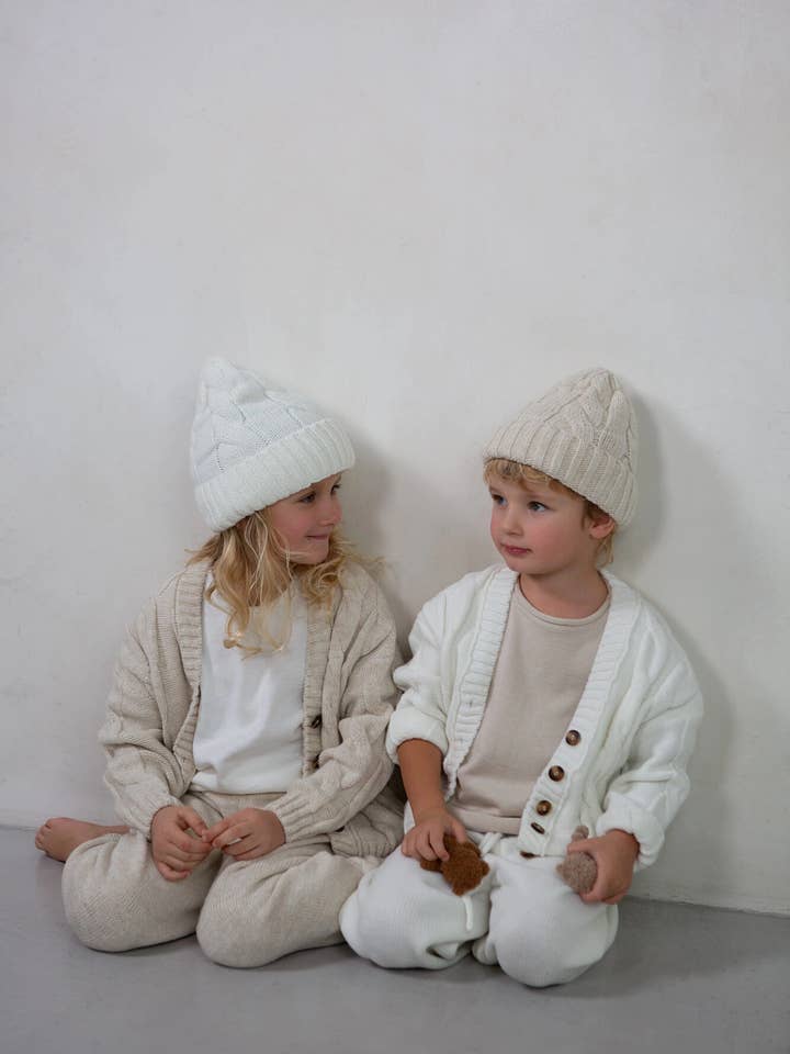 Strikket hue med tekstur "Honey" for engroshandel hos Nenya Fashion Limited